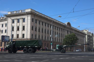Minsk, Beyaz Rusya - 3 Temmuz 2019: 3 Temmuz Belarus Bağımsızlık Günü geçit törenine giden askeri araçlar