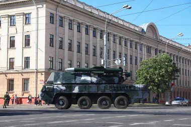 Minsk, Beyaz Rusya - 3 Temmuz 2019: 3 Temmuz Belarus Bağımsızlık Günü geçit törenine giden askeri araçlar