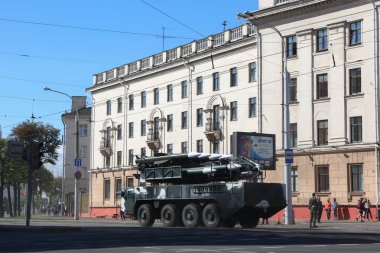 Minsk, Beyaz Rusya - 3 Temmuz 2019: 3 Temmuz Belarus Bağımsızlık Günü geçit törenine giden askeri araçlar
