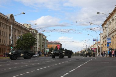 Minsk, Beyaz Rusya - 3 Temmuz 2019: 3 Temmuz Belarus Bağımsızlık Günü geçit törenine giden askeri araçlar