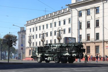 Minsk, Beyaz Rusya - 3 Temmuz 2019: 3 Temmuz Belarus Bağımsızlık Günü geçit törenine giden askeri araçlar