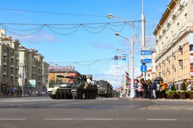 Minsk, Beyaz Rusya - 3 Temmuz 2019: 3 Temmuz Belarus Bağımsızlık Günü geçit törenine giden askeri araçlar
