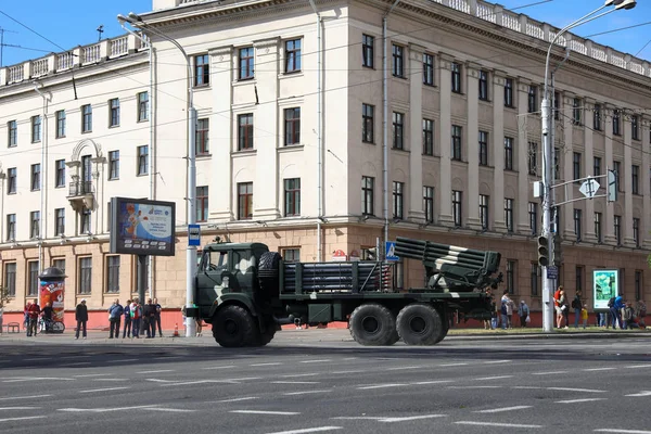 Мінськ, Білорусь-3 липня 2019: військові машини на шляху до параду Дня незалежності Білорусі 3 липня — стокове фото