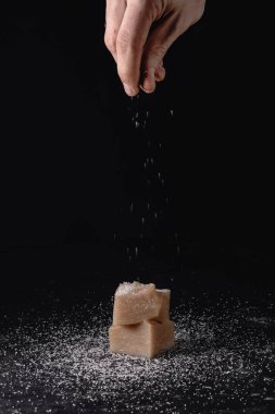 Şef eller bir şeker Pelamushi barışlar şeker toz, toz - Gerogian geleneksel tatlı tatlı ile üzerinde tutam. Yoğunlaştırılmış üzüm suyu, Mısır ve beyaz un, ceviz ile pişmiş yulaf lapası. Georgi