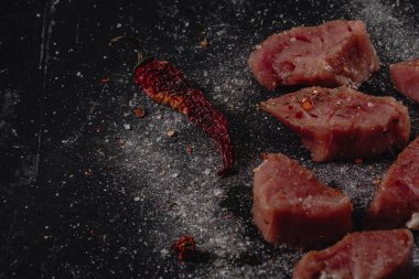 Çiğ domuz medalions et. Siyah arka plan üzerine taze biftek. 45 derece