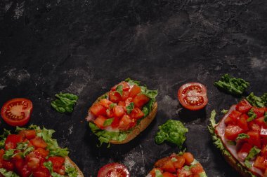 Doğranmış domates, mozzarella sos ve salata ile İtalyan Bruschetta bırakır. Geleneksel İtalyan meze veya aperatif, meze. Üstten Görünüm kopya alanı ile. Düz yatıyordu