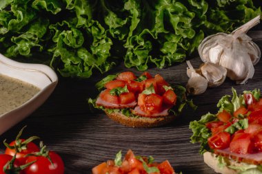 Lezzetli İtalyan antipasti bruschetta doğranmış domates, et pate, sosu, krem peynir ve salata ile bırakır. Lezzetli meze sandviç kümesi.