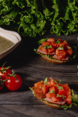Lezzetli İtalyan antipasti bruschetta doğranmış domates, et pate, sosu, krem peynir ve salata ile bırakır. Lezzetli meze sandviç kümesi.