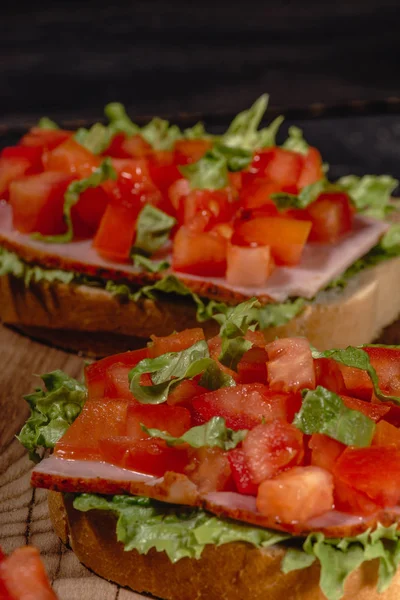 İtalyan domates bruschetta ile doğranmış sebzeler, otlar ve yağlı ızgara veya kızarmış ciabatta ekmeği.