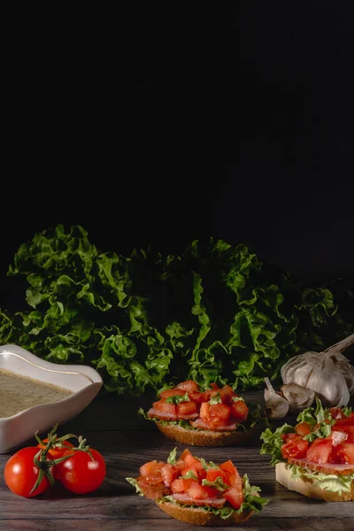 Lezzetli İtalyan antipasti bruschetta doğranmış domates, et pate, sosu, krem peynir ve salata ile bırakır. Lezzetli meze sandviç kümesi.