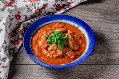 soğan, sarımsak, biber peper ahşap arka plan üzerinde domates soslu dana eti. haşlanmış et ve taze domates yatay görünüm