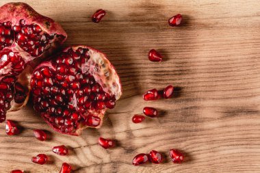 nar taneleri, ahşap zemin, Kopyala Yapıştır alan, üzerine kırmızı yarım nar görünümü top