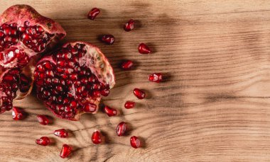 nar taneleri, ahşap zemin, Kopyala Yapıştır alan, üzerine kırmızı yarım nar görünümü top