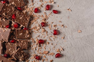 Çikolata parçaları ve Çikolata tozu, kırık fındık ile çikolata, çikolata ve kırmızı nar kopya beton zemin üzerine yapıştırın yer