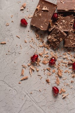Çikolata parçaları ve Çikolata tozu, kırık fındık ile çikolata, çikolata ve kırmızı nar kopya beton zemin üzerine yapıştırın yer