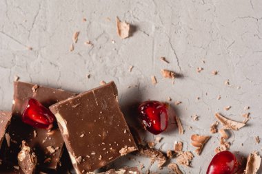 Çikolata parçaları ve Çikolata tozu, kırık fındık ile çikolata, çikolata ve kırmızı nar kopya beton zemin üzerine yapıştırın yer
