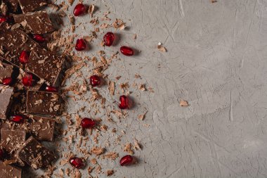 Çikolata parçaları ve Çikolata tozu, kırık fındık ile çikolata, çikolata ve kırmızı nar kopya beton zemin üzerine yapıştırın yer