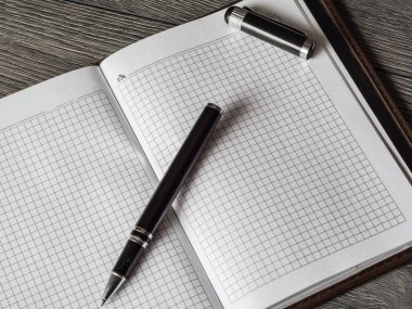 Açık defter ücretsiz yer ile siyah kalem yazma veya Kopyala Yapıştır