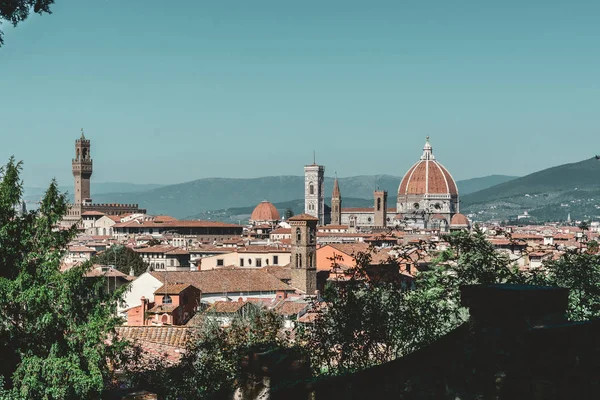 Travel to Italy - above view of Duomo in Florence city from Piazzale Michelangelo in autumn evening — Stock Photo, Image