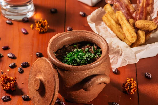 Lobio georgiano tradicional de feijões cozidos cozidos contendo coentro, nozes, alho e cebola Close Up. Servido com bacon e queijo dedos, feijões vermelhos com especiarias e granada em vaso cerâmico — Fotografia de Stock