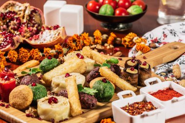 Pkhali, geleneksel Gürcü yemeği kıyılmış ve kıyılmış sebzeler, Polietilen, lahana, ıspanak, patlıcan, fasulye, pancar ve zemin ceviz, sirke, soğan, sarımsak, nar ve otlar ile kombine