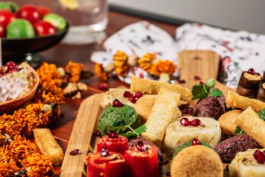 Pkhali, geleneksel Gürcü yemeği kıyılmış ve kıyılmış sebzeler, Polietilen, lahana, ıspanak, patlıcan, fasulye, pancar ve zemin ceviz, sirke, soğan, sarımsak, nar ve otlar ile kombine