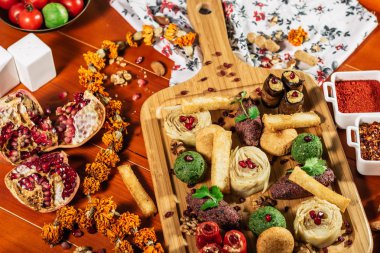 Pkhali, geleneksel Gürcü yemeği kıyılmış ve kıyılmış sebzeler, Polietilen, lahana, ıspanak, patlıcan, fasulye, pancar ve zemin ceviz, sirke, soğan, sarımsak, nar ve otlar ile kombine