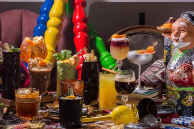 Viski kola kokteyl, mojito-kokteyl, turuncu kokteyl, çilek payet ile cam bardaklarda kokteyl. Bar aksesuarları: shaker, kaşık, baharat bir ahşap stand