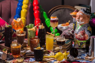 Viski kola kokteyl, mojito-kokteyl, turuncu kokteyl, çilek payet ile cam bardaklarda kokteyl. Bar aksesuarları: shaker, kaşık, baharat bir ahşap stand