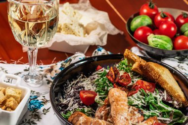 Sezar salatası somon. Beyaz şarap ile servis. Kırmızı balık fileto, cesar sosu, kruton, marul, kiraz domates, salata yakın çekim.