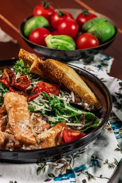 Salada Caesar com salmão. Servido com vinho branco. Salada com filé de peixe vermelho, molho de césar, croutons, alface, tomate cereja, close-up . — Fotografia de Stock