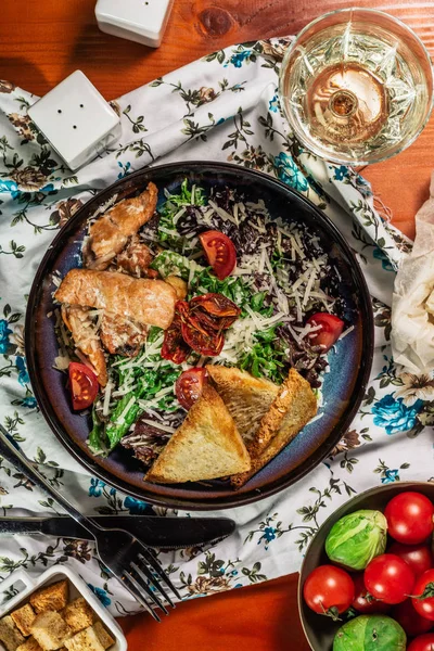 Salada Cesar. Salada com salmão marinado, ovos, parmesão e tomate. Servido com vinho branco. vista superior . — Fotografia de Stock