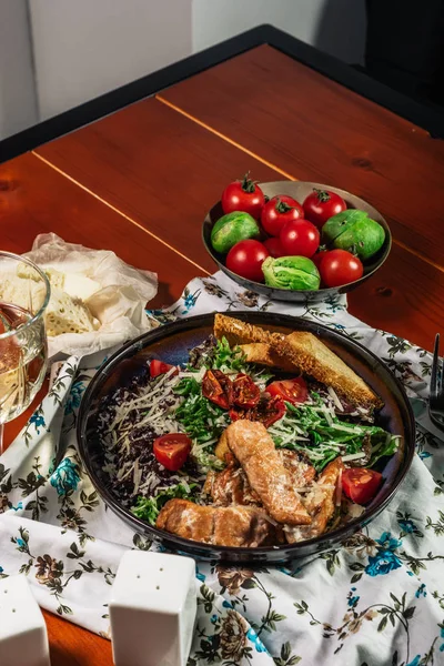 Caesar salát s grilovaným lososem na elegantní restaurace desku. Podáváme s bílým vínem. Salat s červeným rybí filé, krekry, Cherry rajčátky, salátových listů, Caesar omáčka a sýr parmezán — Stock fotografie