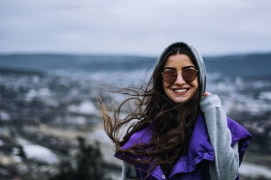 Bahar, soğuk hava, güzel insanlar ve moda Tema mor paltolu güneş gözlüklü ihale güzel esmer kız