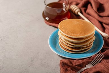 Tatlı ev yapımı yığını, krep ile kahvaltıda, yatay görünüm, bal ve şeker tozu Kopyala Yapıştır yer