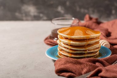 Tatlı ev yapımı yığını, krep ile kahvaltıda, yatay görünüm, bal ve şeker tozu Kopyala Yapıştır yer