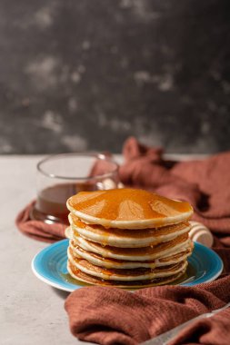 Taş zemin üzerine sıvı bal ve şeker tozu ile katlanmış yığın gözleme