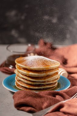 Taş zemin üzerine sıvı bal ve şeker tozu ile katlanmış yığın gözleme