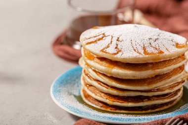 Yakın kadar lezzetli kahvaltı ballı krep krep ve şeker tozu, görünümü kapatın