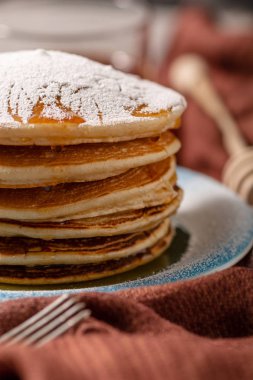 Yakın kadar lezzetli kahvaltı ballı krep krep ve şeker tozu, görünümü kapatın