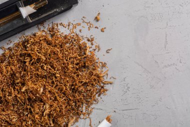 Yapımı sigara tütün makine üzerinde gri bir haddeleme ile taş tablo, üstten görünüm, Kopyala Yapıştır yer