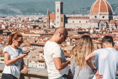 Avrupa'ya seyahat. Mutlu arkadaş, turistik İtalya. Floransa manzara manzarası. Basilica di Santa Maria del Fiore.