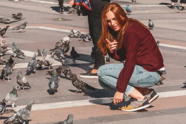 Mutlu traveler kız Milan City. Milan, İtalya, Avrupa'nın Duomo cathedral yakınındaki güvercinler ile poz turist kadın