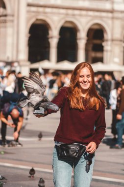 Mutlu traveler kız Milan City. Milan, İtalya, Avrupa'nın Duomo cathedral yakınındaki güvercinler ile poz turist kadın
