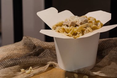 Ev yapımı Makarna, Erişte, fettuccine Alfredo veya Bolognese ahşap bir arka plan üzerinde beyaz bir kutu içinde uzak almak için yakın çekim. logo veya kopyala yapıştır metni için yer