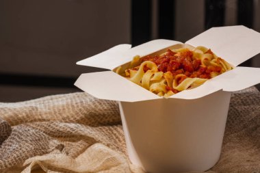 Ev yapımı Makarna, Erişte, fettuccine Alfredo veya Bolognese ahşap bir arka plan üzerinde beyaz bir kutu içinde uzak almak için yakın çekim. logo veya kopyala yapıştır metni için yer