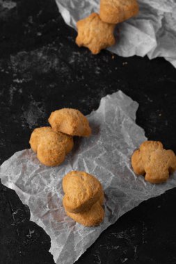 Yakın çekim, Pişirme kağıdı üzerinde el yapımı Tatlı kurabiye Makro. Sağlıklı kahvaltı için doğal el yapımı organik. Çerezler, kopyala yapıştır, metin için yer