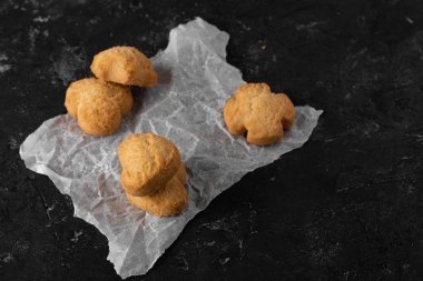 Yakın çekim, Pişirme kağıdı üzerinde el yapımı Tatlı kurabiye Makro. Sağlıklı kahvaltı için doğal el yapımı organik. Çerezler, kopyala yapıştır, metin için yer