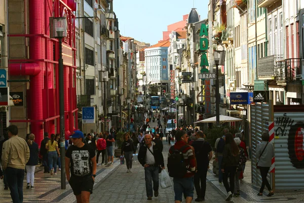Rua de Santa Catarina caddesi şehrin Porto 2018 yılının baharında orta kısmında.