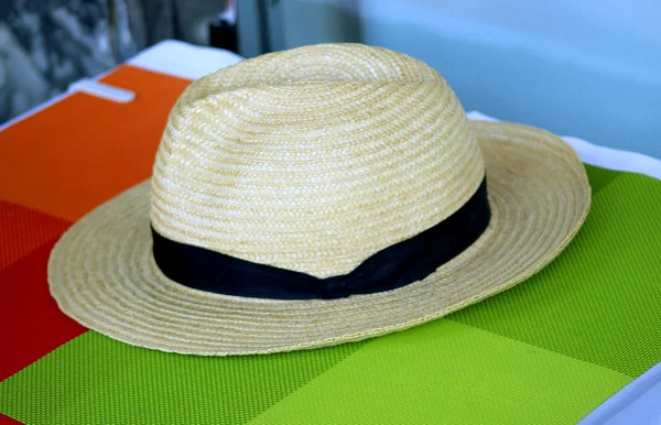 Lizbon küçük bir kafede masada yaz şapka. 